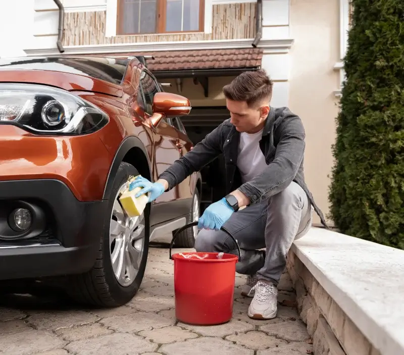Lavage auto à domicile Voisines : professionnel intervenant sur un véhicule